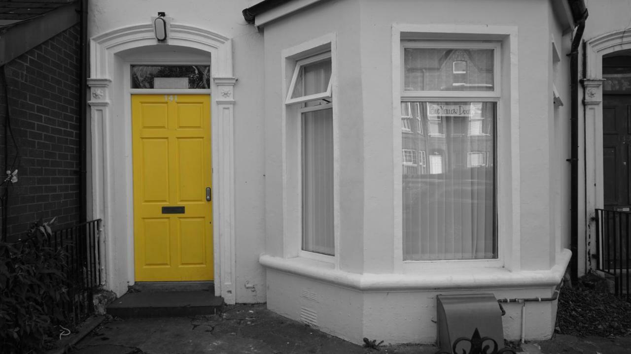 Big Yellow Door In Queens Quarter ベルファスト エクステリア 写真